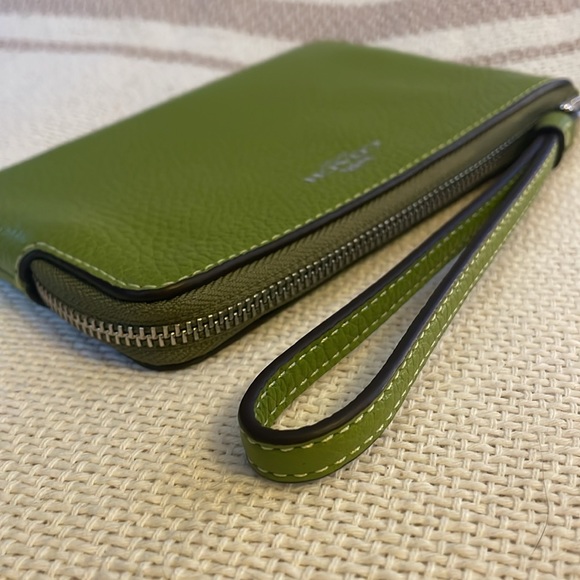 NWOT Coach Green Wristlet - Picture 4 of 10